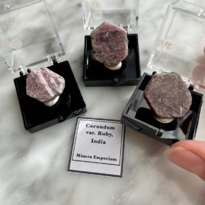 miniature minerals indian ruby specimen - minéraux miniatures spécimen de rubis d'inde