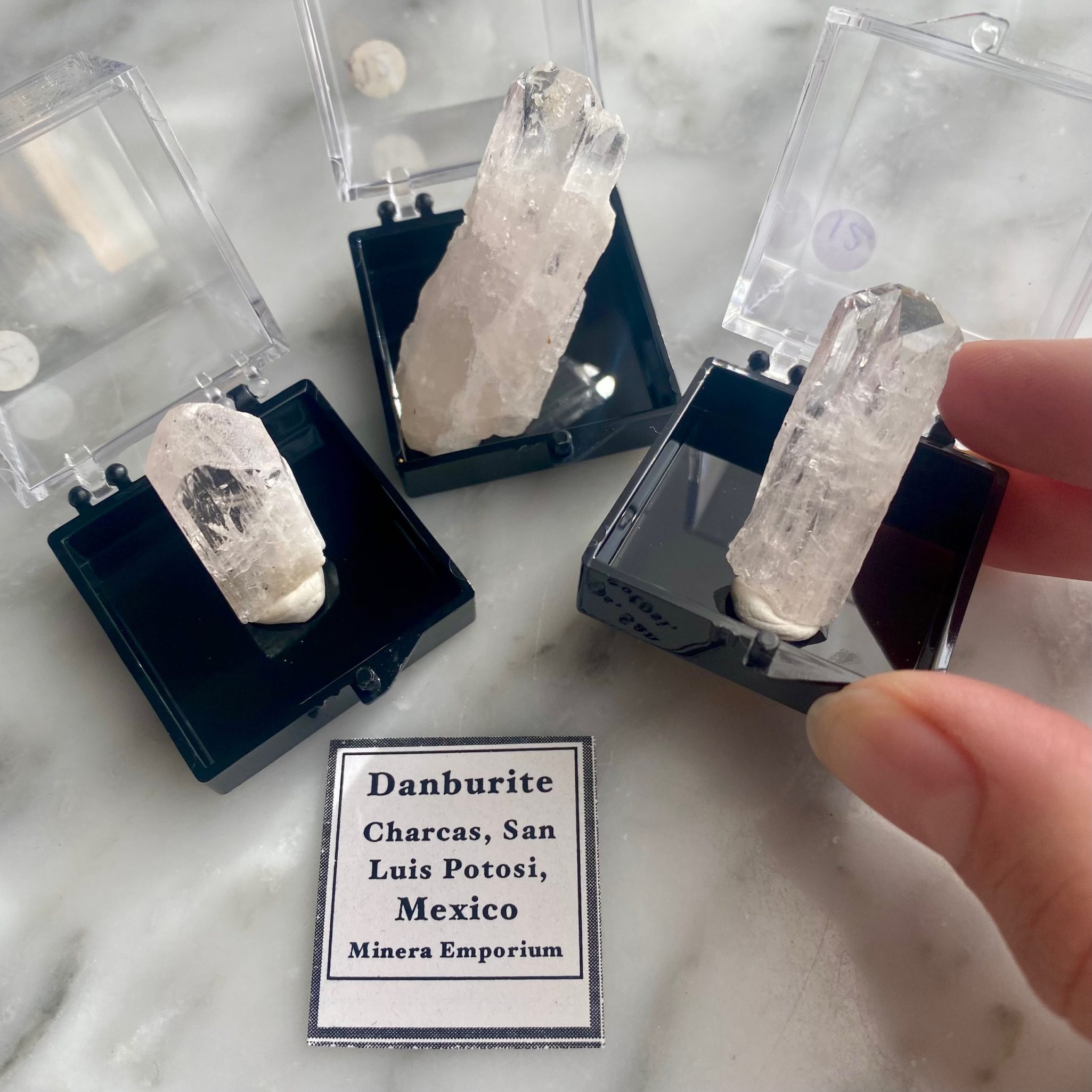 miniature minerals mexican danburite specimen - minéraux miniatures spécimen de danburite du mexique