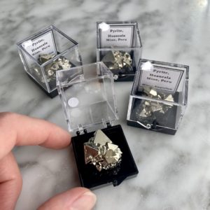 miniature minerals peruvian pyrite specimen - minéraux miniatures spécimen de pyrite péruvienne