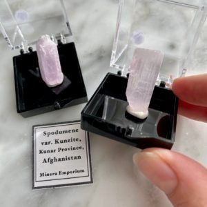 Miniature Minerals - Afghanistan Kunzite Specimen - Spécimen de Kunzite d'Afghanistan
