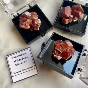 miniature minerals vanadinite crystal specimen large crystals - minéraux miniatures spécimen de vanadinite grands cristaux