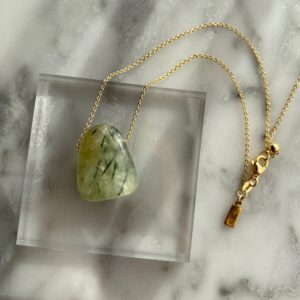 Prehnite Drop Pendant with gold stainless steel chain - pendentif goutte préhnite avec chaîne en acier dorée