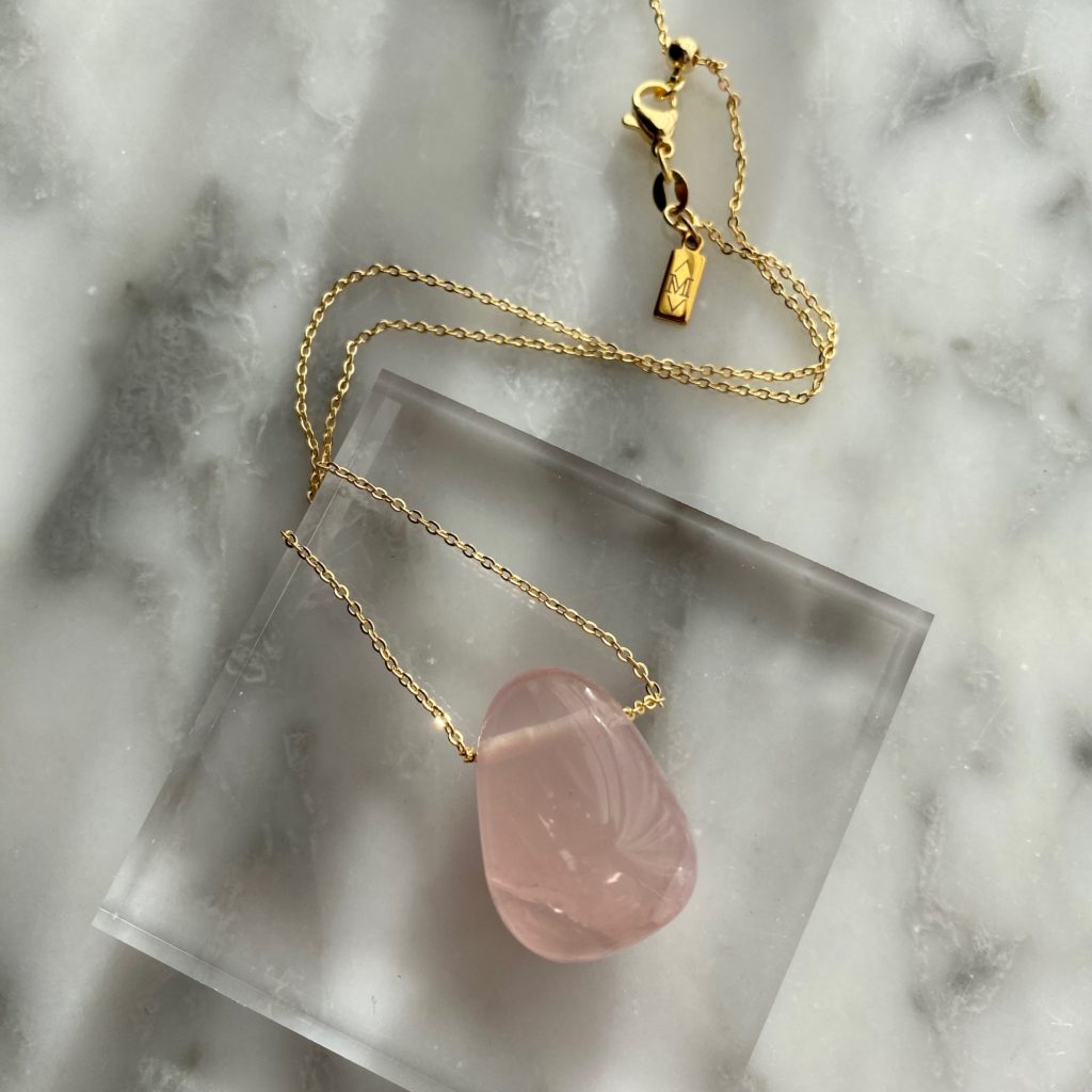 Rose Quartz Drop Pendant on gold stainless steel chain - Pendentif Goutte Quartz Rose sur chaîne en acier dorée