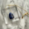 sodalite drop pendant with adjustable gold stainless steel chain - pendentif goutte sodalite avec chaîne dorée ajustable en acier