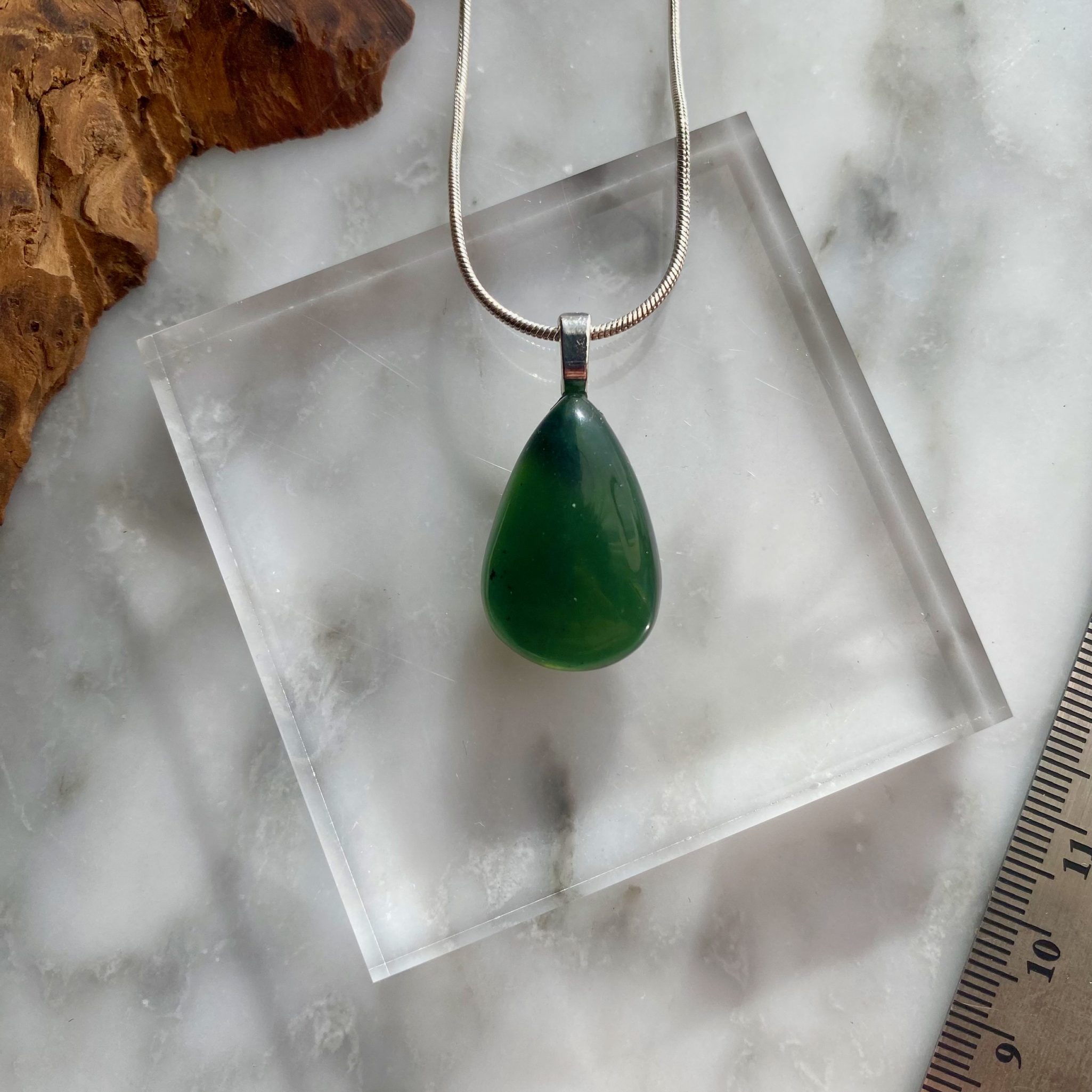 green jade pendant - pendentif jade vert