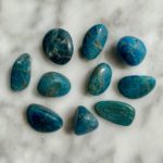 blue apatite tumbled stone - apatite bleue roulée pierre de poche
