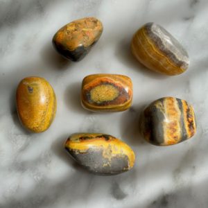 bumblebee jasper tumbled pocket stone - jaspe bourdon roulé pierre de poche