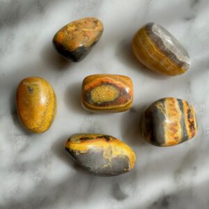 bumblebee jasper tumbled pocket stone - jaspe bourdon roulé pierre de poche