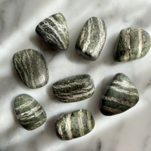chrysotile tumbled pocket stone - chrysotile roulée pierre de poche
