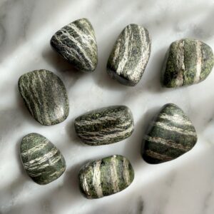 chrysotile tumbled pocket stone - chrysotile roulée pierre de poche