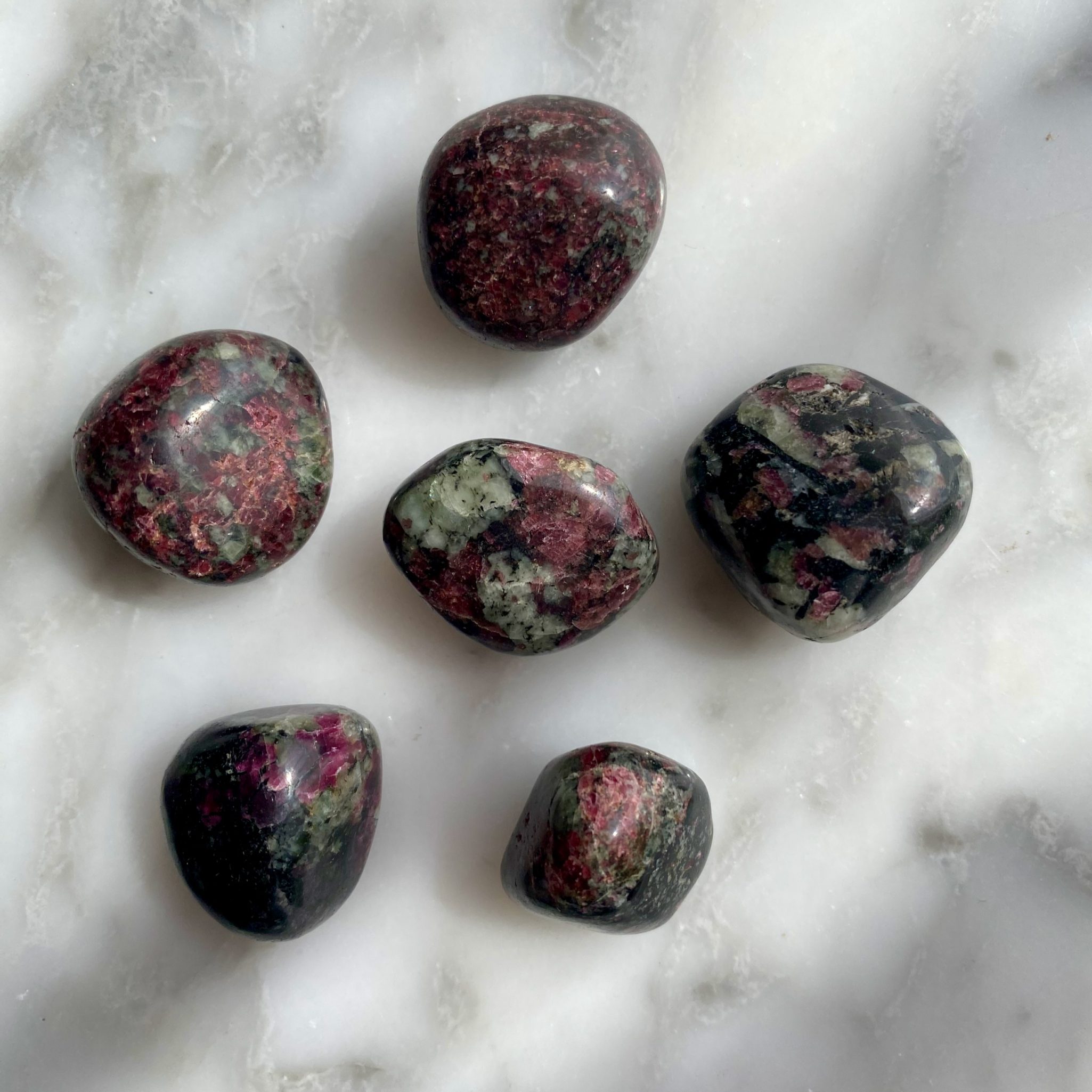Eudyalite tumbled pocket stone - Eudyalite roulée pierre de poche