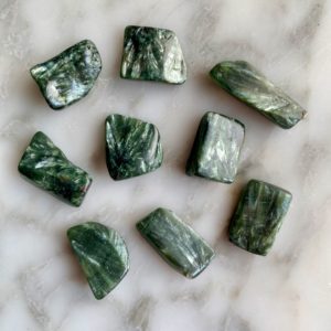 seraphinite tumbled pocket stone - seraphinite roulée pierre de poche