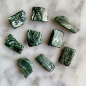 seraphinite tumbled pocket stone - seraphinite roulée pierre de poche