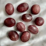 strawberry quartz tumbled pocket stone - quartz fraise roulé pierre de poche