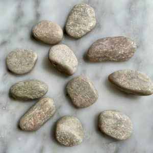 white aventurine tumbled stone - aventurine blanche roulée pierre de poche