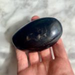 black tourmaline palmstone - pierre de paume de tourmaline noire