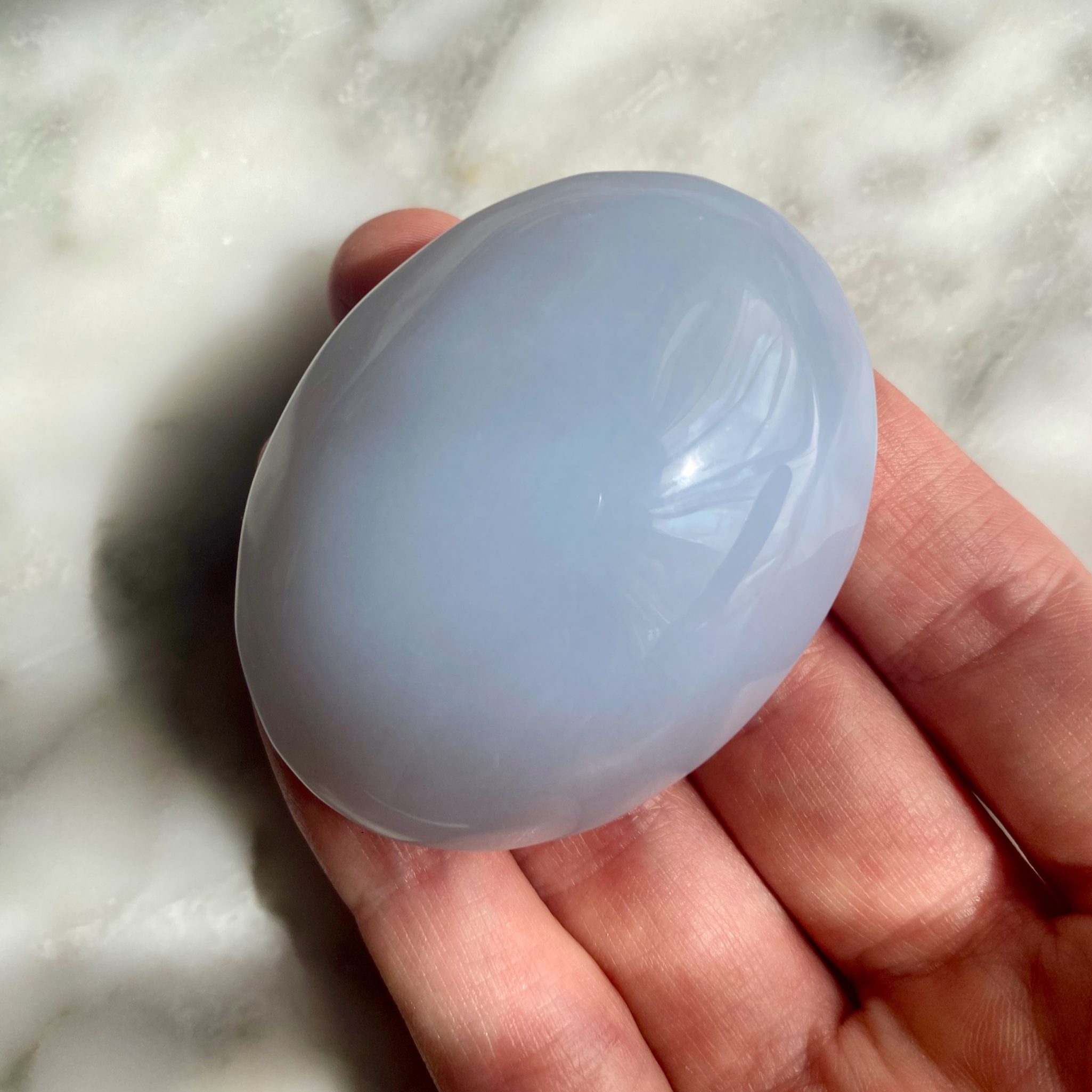 blue chalcedony palmstone - pierre de paume de calcédoine bleue