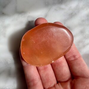 honey calcite palmstone - pierre de paume de calcite miel