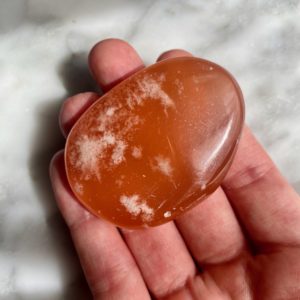 honey calcite palmstone - pierre de paume de calcite miel