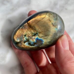 labradorite palmstone - pierre de paume de labradorite