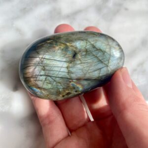 labradorite palmstone - pierre de paume de labradorite
