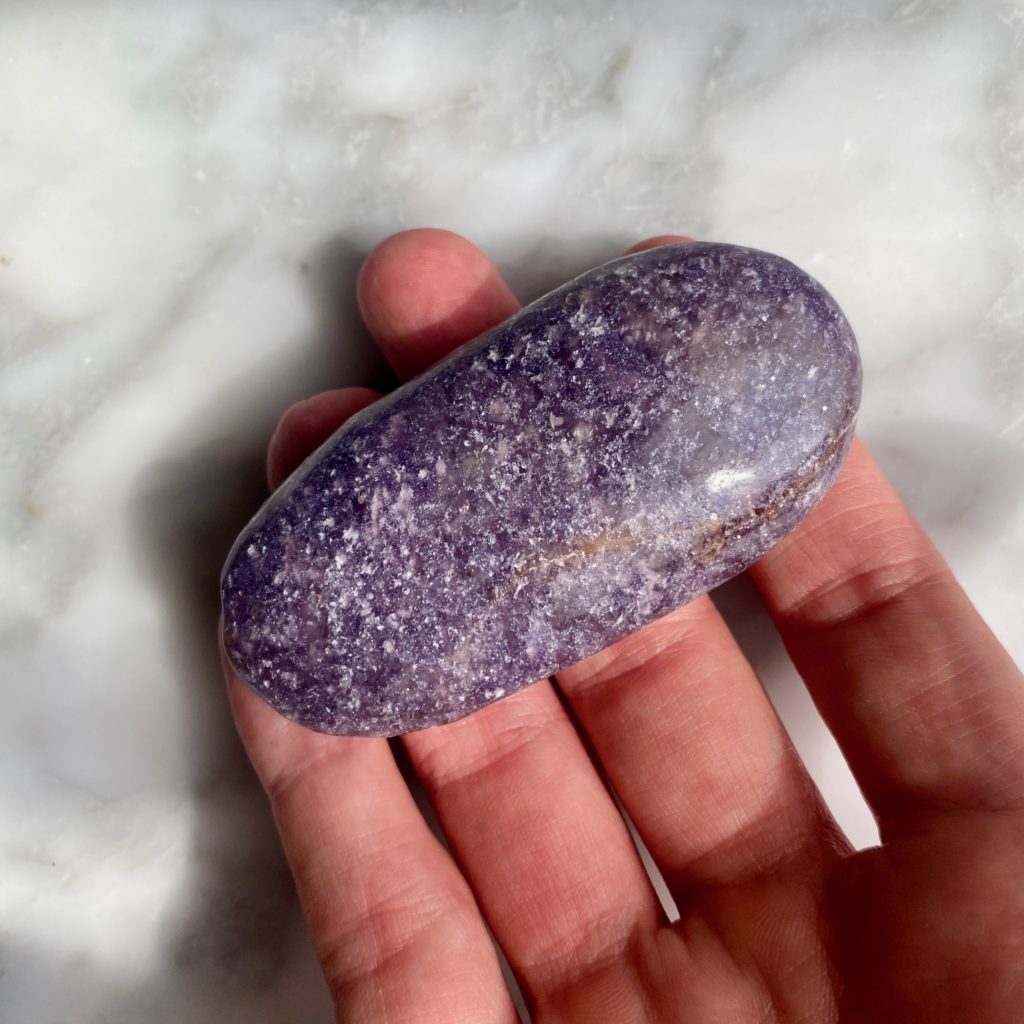 lepidolite palmstone - pierre de paume de lépidolite