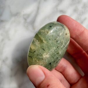 prehnite palmstone - pierre de paume de préhnite 3