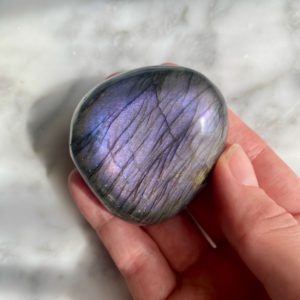 purple labradorite palmstone - pierre de paume de labradorite mauve