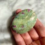 ruby fuschite palmstone - pierre de paume de rubis fuschite