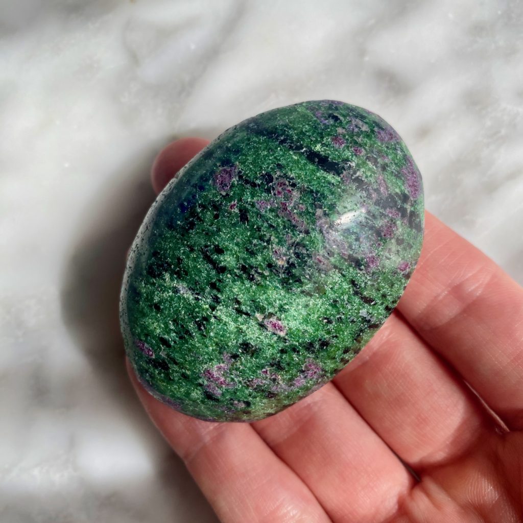 ruby zoisite palmstone - pierre de paume de rubis zoisite