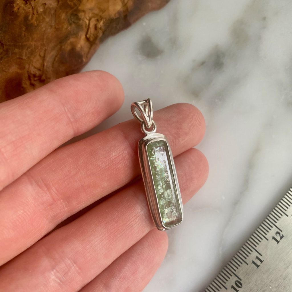 Green Kyanite Sterling Silver Pendant - Pendentif de Kyanite Verte en Argent Sterling