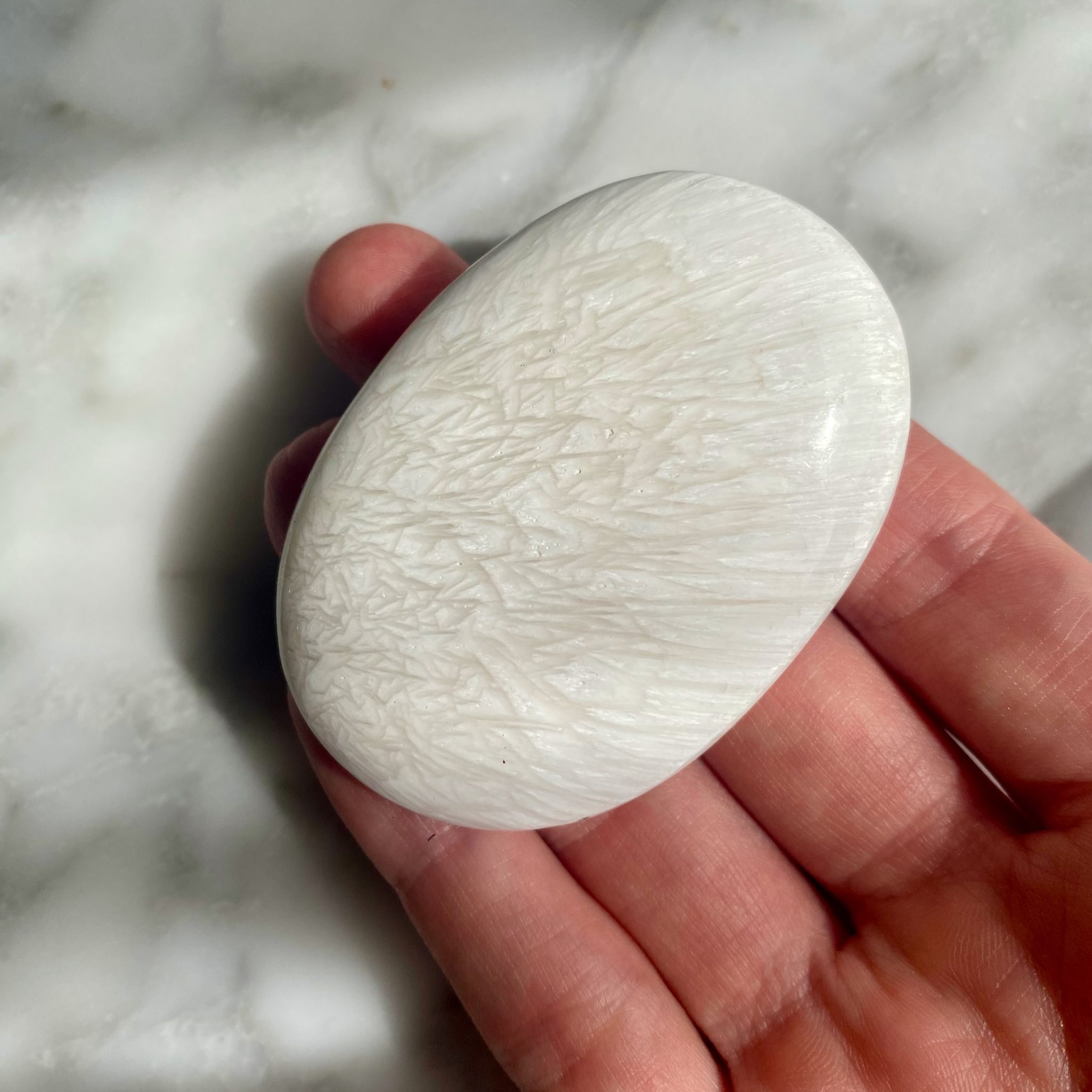 white scolecite palmstone - pierre de paume de scolécite blanche