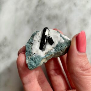 neptunite crystals on matrix from san benito - neptunite sur matrice 1