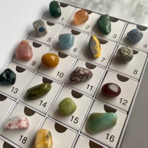 crystal advent calendar - tumbled stone advent calendar - calendrier de l'avent de pierres roulees