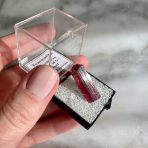 bi terminated elbaite rubellite tourmaline conselheiro pena brazil - elbaite rubellite tourmaline bi-terminée de conselheiro pena brésil