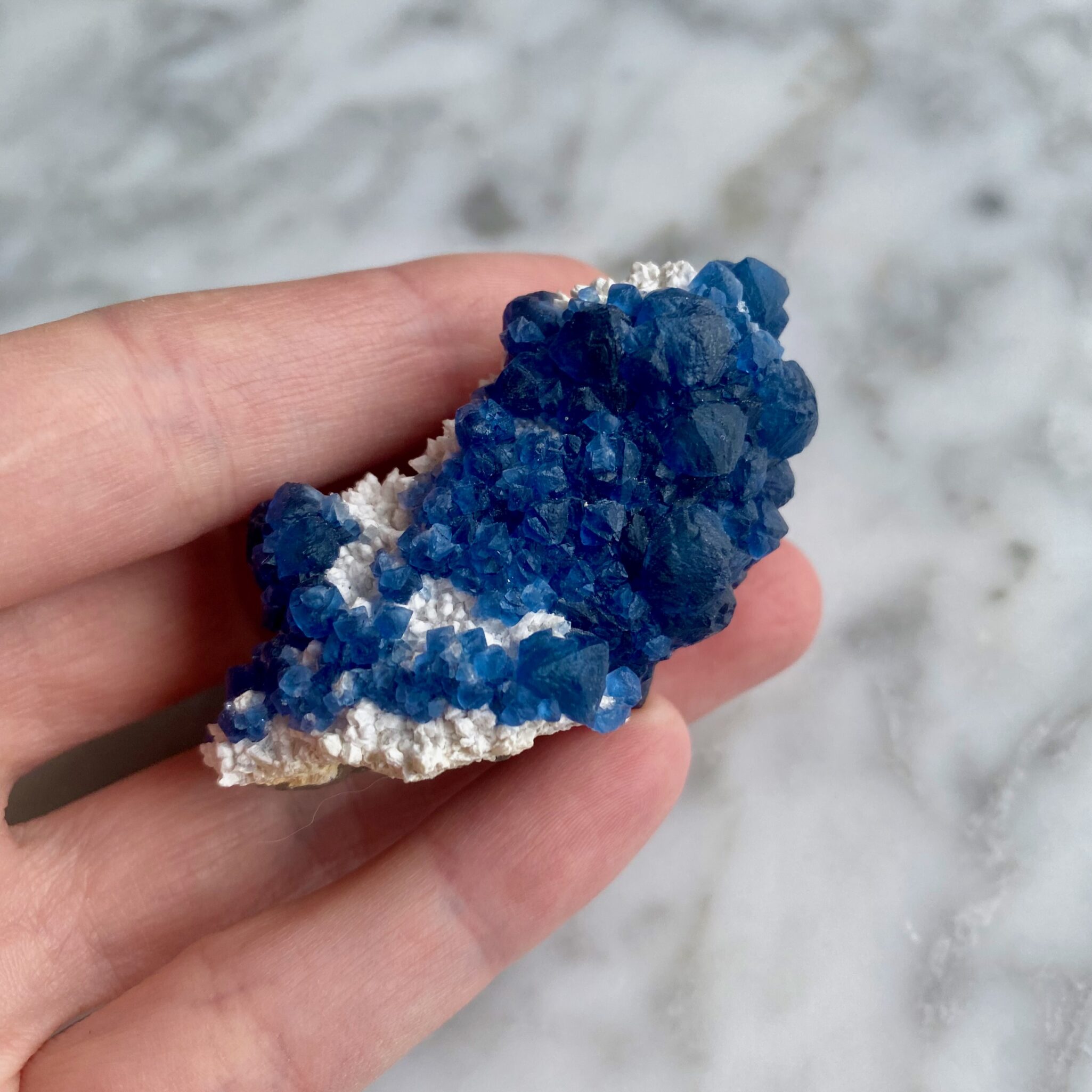 blueberry blue fluorite on quartz china - fluorite bleue bleuet