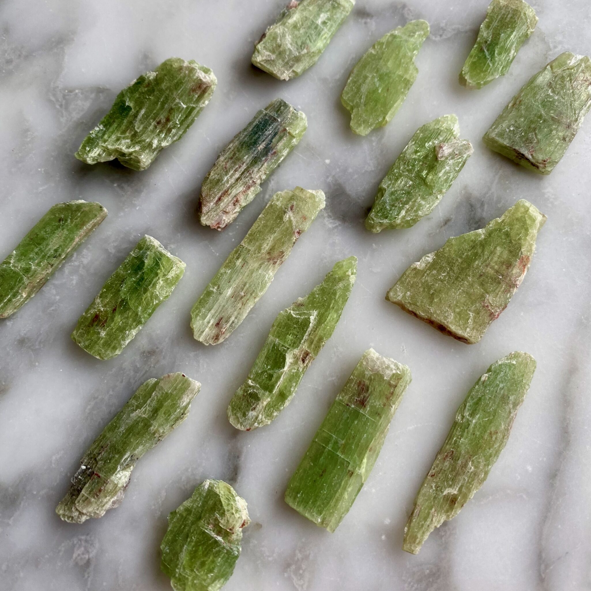 green kyanite blade crystal specimen - spécimen de lame de kyanite verte
