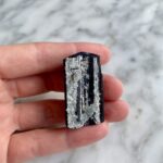 terminated black tourmaline schorl with quartz druze from Pakistan - Tourmaline Noire Schorl Terminé avec druse de quartz du Pakistan