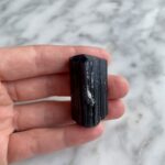 terminated black tourmaline schorl with quartz druze from Pakistan - Tourmaline Noire Schorl Terminé avec druse de quartz du Pakistan