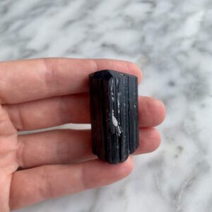 terminated black tourmaline schorl with quartz druze from Pakistan - Tourmaline Noire Schorl Terminé avec druse de quartz du Pakistan