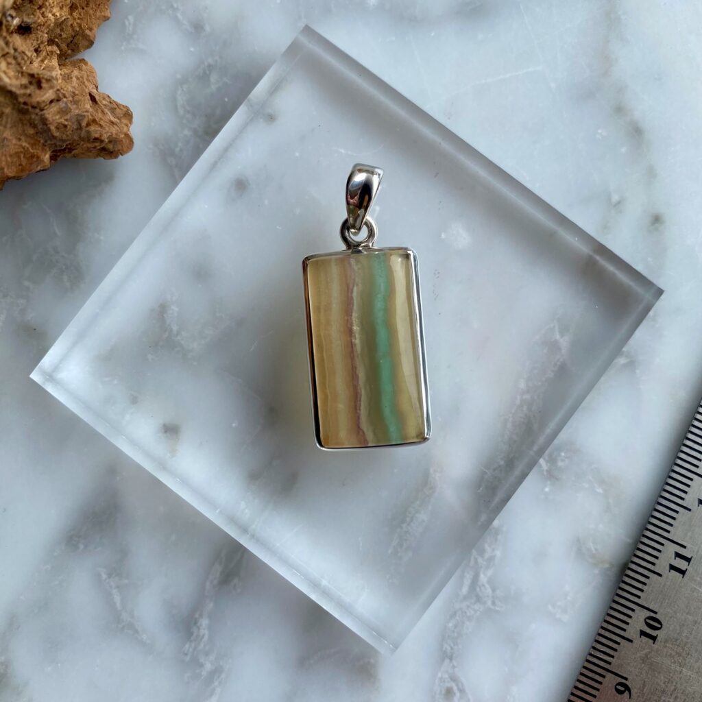 Rainbow Fluorite Sterling Silver Pendant - Pendentif de Fluorite Arc-en-Ciel en Argent Sterling