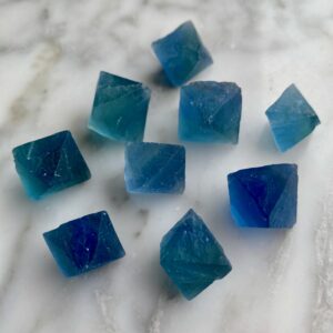 blue fluorite octahedron pocket stone - fluorite bleue octahedre pierre de poche
