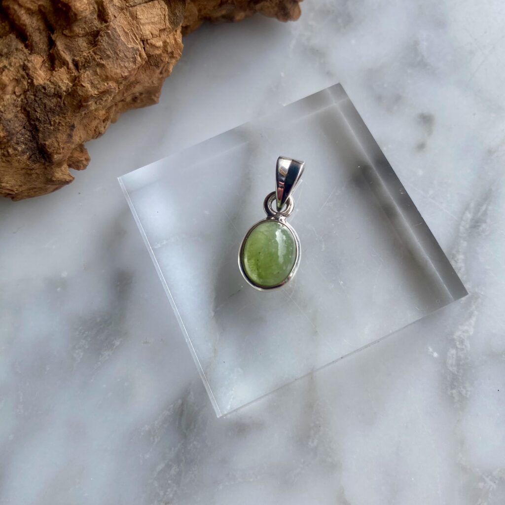 dainty mini peridot sterling silver pendant - délicat mini pendentif de péridot en argent sterling a