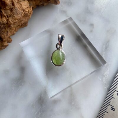 dainty mini peridot sterling silver pendant - délicat mini pendentif de péridot en argent sterling