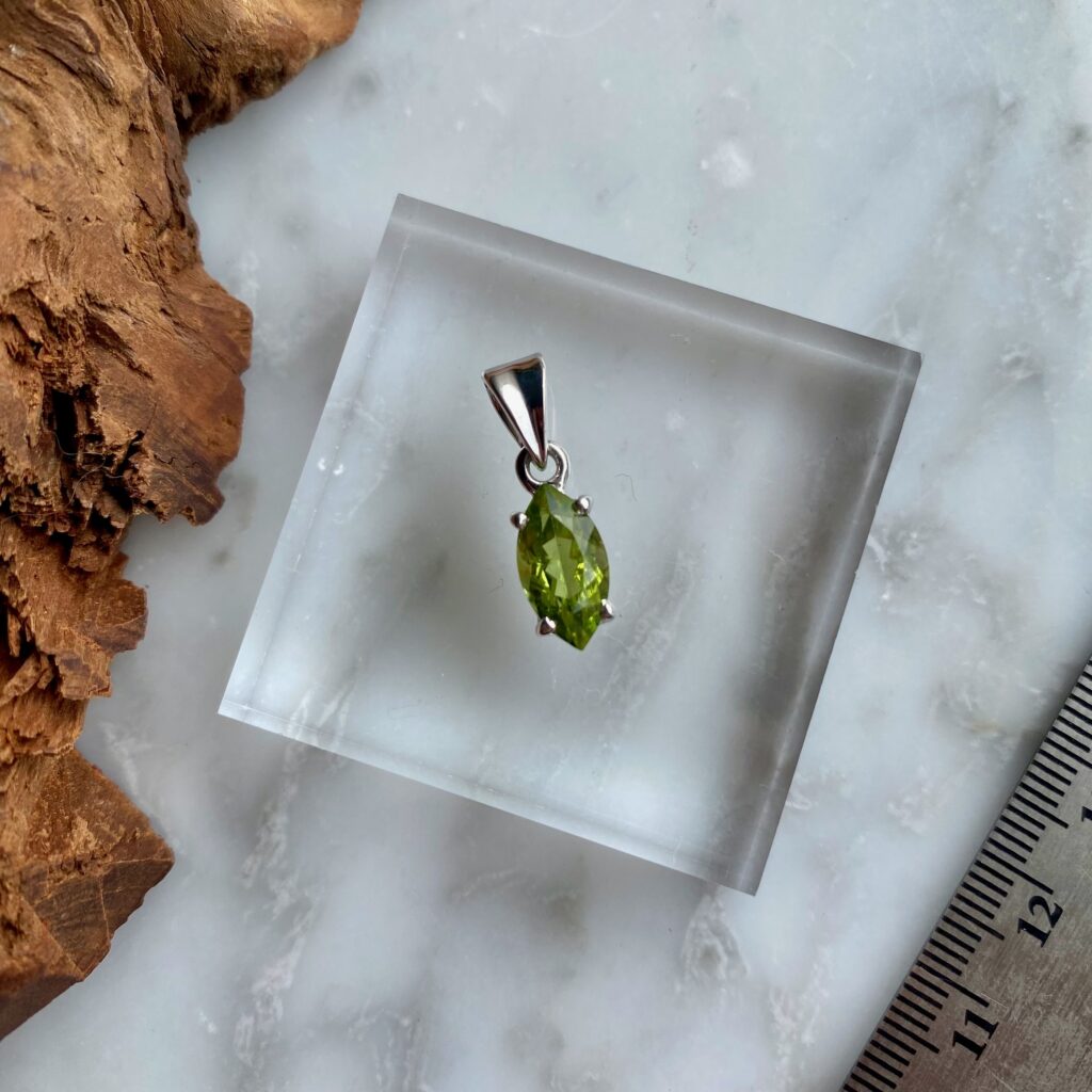 Facetted Peridot Sterling Silver Pendant - Pendentif de Péridot Facetté en Argent Sterling