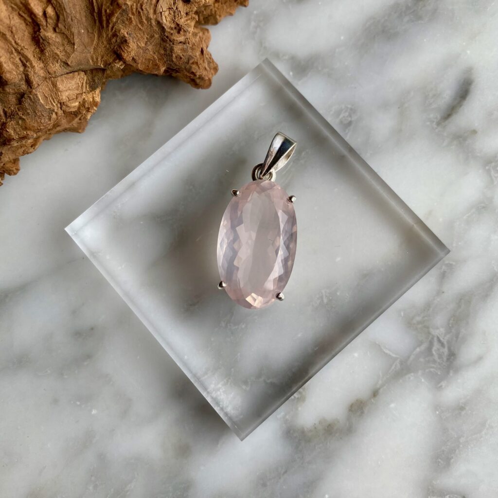 Facetted Natural Rose Quartz Sterling Silver Pendant - Pendentif de Quartz Rose Facetté en Argent Sterling