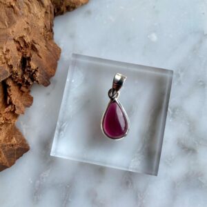 Drop Shape Garnet Sterling Silver Pendant - Pendentif de Grenat en Forme de Goutte en Argent Sterling