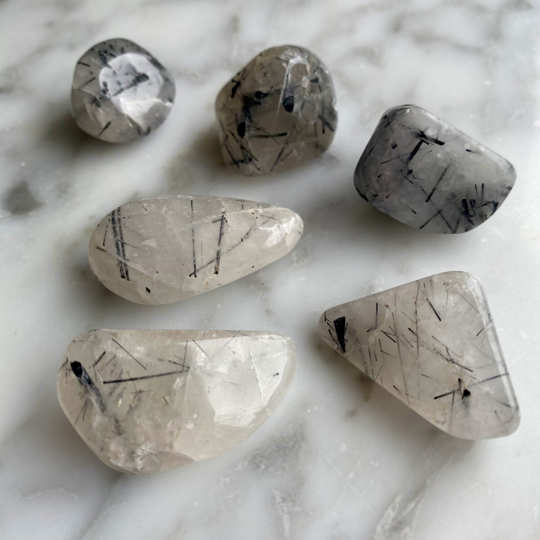 tourmalinated quartz tumbled pocket stone - quartz tourmaliné roulée pierre de poche