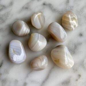 white lace agate tumbled pocket stone - agate dentelle blanche roulée pierre de poche