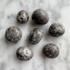 yooperlite tumbled pocket stone - yooperlite roulée pierre de poche